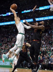 Jayson Tatum melakukan dunk spektakuler di hasil NBA hari ini antara Celtics vs Bucks