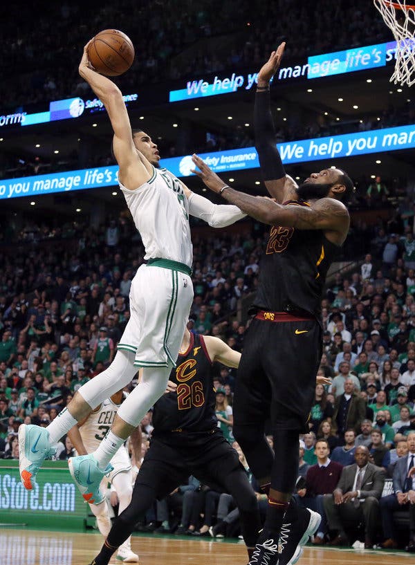 Jayson Tatum melakukan dunk spektakuler di hasil NBA hari ini antara Celtics vs Bucks
