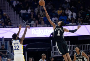 Victor Wembanyama melakukan aksi bertahan dan tembakan perimeter dalam pertandingan NBA modern