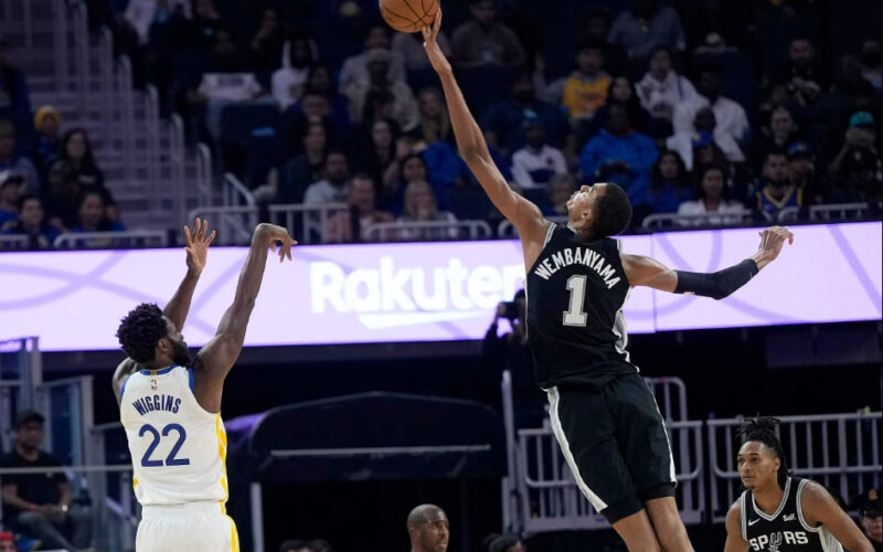 Victor Wembanyama melakukan aksi bertahan dan tembakan perimeter dalam pertandingan NBA modern