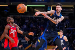 ilustrasi pertandingan NBA dengan pemain melakukan dunk dan tembakan three-point di arena penuh penonton