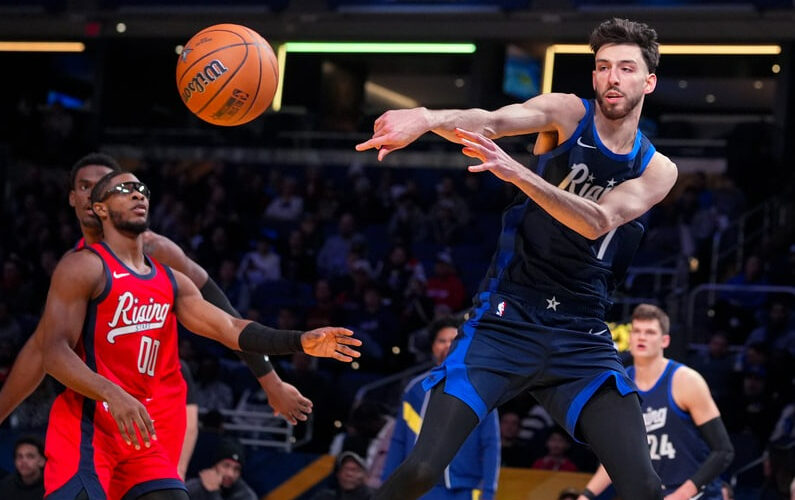 ilustrasi pertandingan NBA dengan pemain melakukan dunk dan tembakan three-point di arena penuh penonton