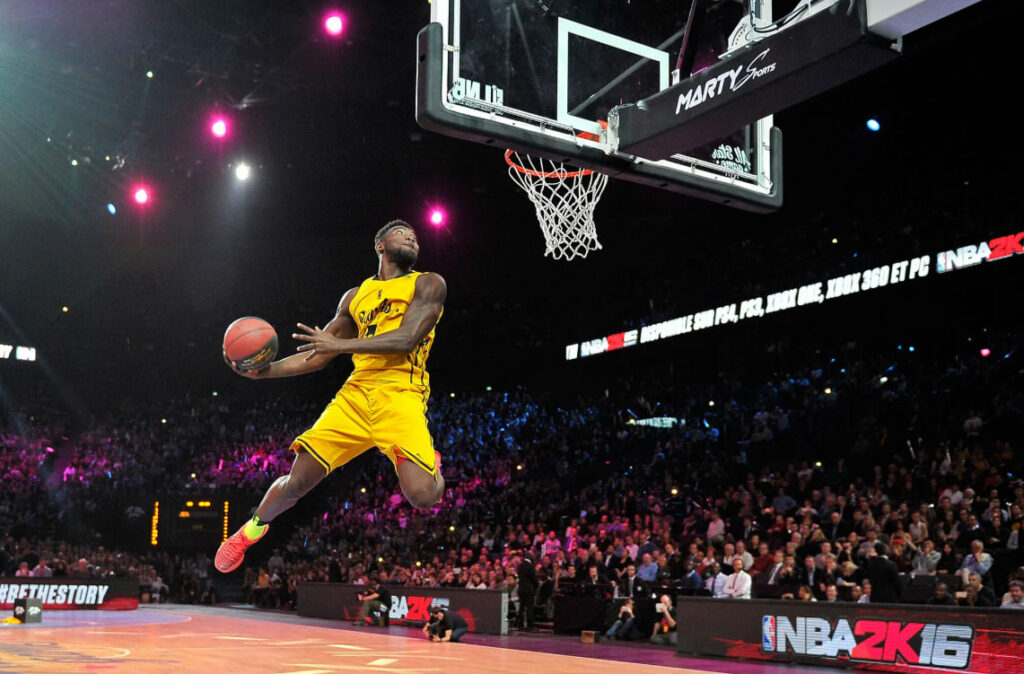 ilustrasi pertandingan playoff NBA dengan pemain melakukan dunk dan suasana arena penuh tekanan