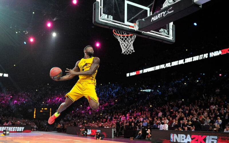 ilustrasi pertandingan playoff NBA dengan pemain melakukan dunk dan suasana arena penuh tekanan