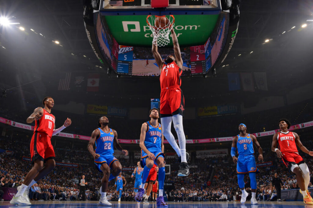 ilustrasi strategi basket modern dengan pemain melakukan three point dan pergerakan cepat di lapangan