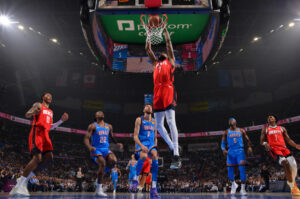 ilustrasi strategi basket modern dengan pemain melakukan three point dan pergerakan cepat di lapangan