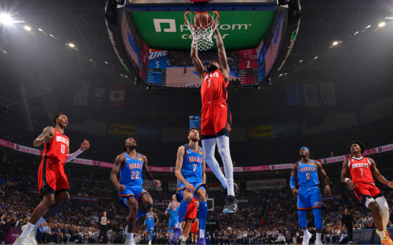 ilustrasi strategi basket modern dengan pemain melakukan three point dan pergerakan cepat di lapangan