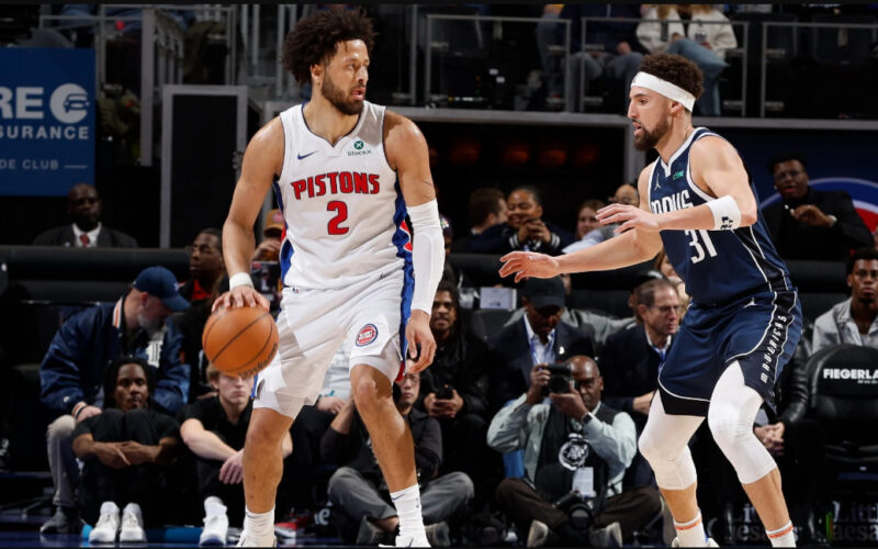 ilustrasi strategi basket modern dengan pemain melakukan three point dan pergerakan cepat di lapangan