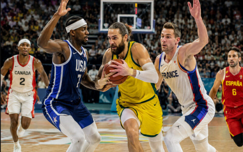 ilustrasi pertandingan FIBA World Cup dengan pemain dari berbagai negara berebut bola di arena basket internasional