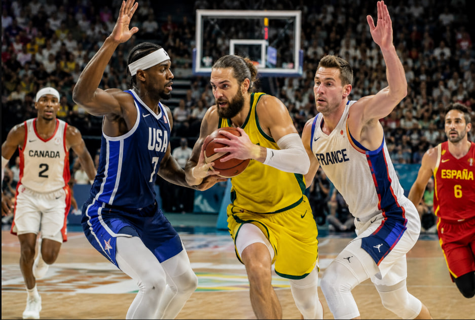 ilustrasi pertandingan FIBA World Cup dengan pemain dari berbagai negara berebut bola di arena basket internasional